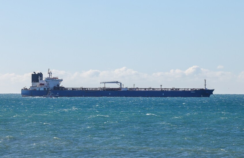 طوكيو تؤكد عبور سفينتين مرتبطتين بها مضيق هرمز