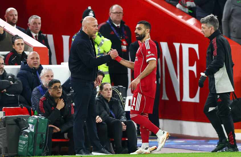 تطورات مفاجئة حول مستقبل سلوت مع ليفربول