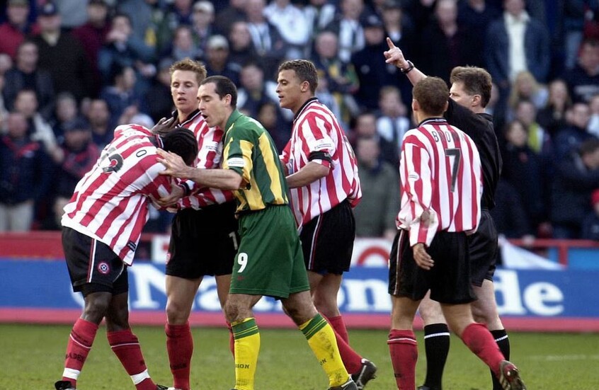 حالة فريدة في إنجلترا.. الحكم يطبق قاعدة نادرة لإلغاء مباراة بسبب نقص اللاعبين