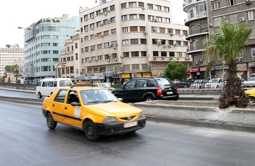 اعتصام سائقي التاكسي في دمشق احتجاجا على فوضى النقل وتطبيقاته ومنافسة المركبات غير المرخصة (فيديو)