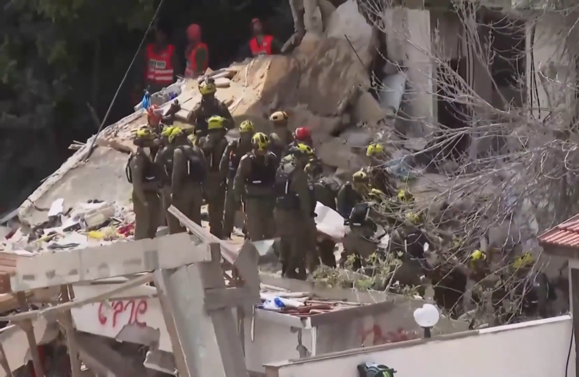 انتشال المزيد من القتلى من تحت أنقاض مبنى مدمر في حيفا جراء قصف إيراني وبن غفير يزور مكان الحادث