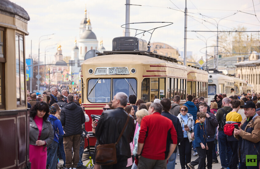 موسكو تعود بالزمن.. وأكثر من 200 ألف شخص يحتشدون لموكب الترام