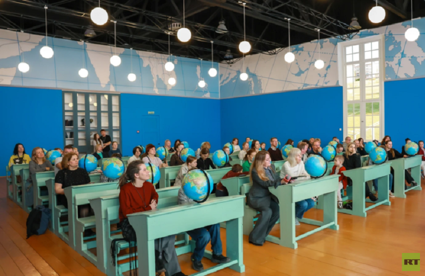 مشروع "استكشاف روسيا" يفتتح فعالياته بلقاءات تفاعلية ضمن معرض "دروس في الجغرافيا"