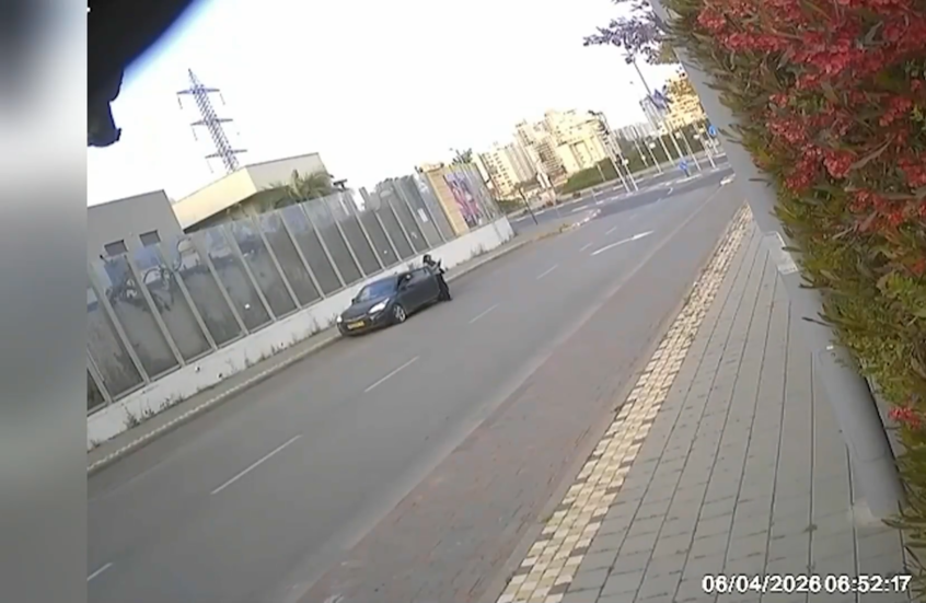 كاميرا المراقبة تسجل لحظة إصابة امرأة بشظايا صاروخ تم اعتراضه في بتاح تكفا