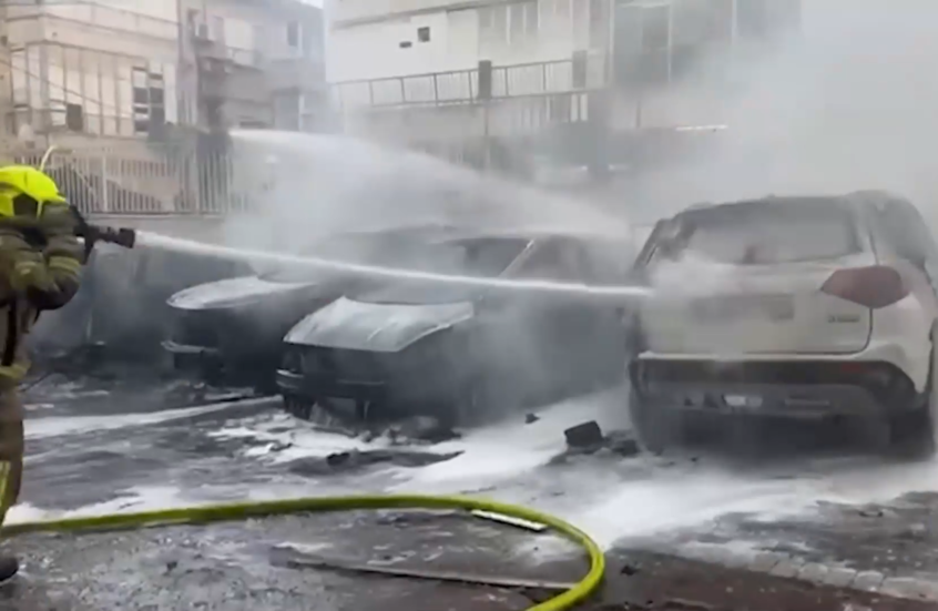 سيارات تحترق في بتاح تكفا بعد هجوم إيراني