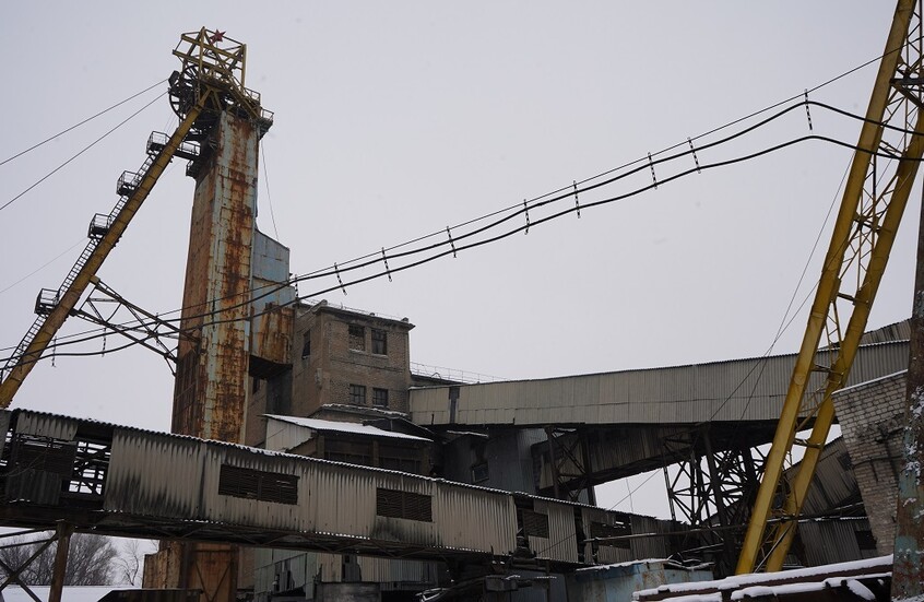 إنقاذ عشرات العمال العالقين في منجم فحم في لوغانسك بعد تعرضه لهجوم أوكراني (فيديو)