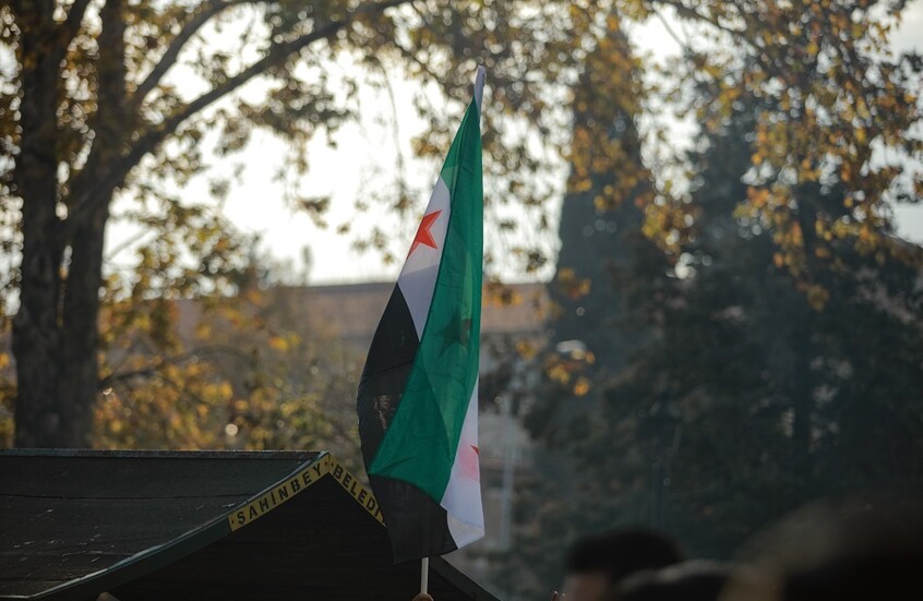 سائقو الشاحنات يقطعون طريق إدلب – اللاذقية احتجاجا على خفض الحمولة