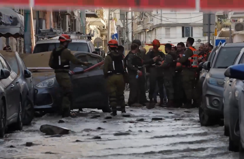 تل أبيب في حالة فوضى عارمة.. شوارع تغمرها مياه المجاري جراء هجوم إيراني ضد شبكة الصرف الصحي