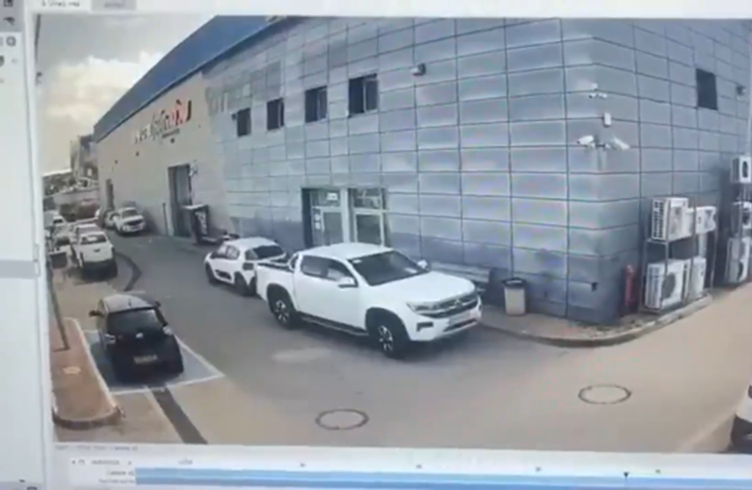 انقلاب سيارة في الهواء إثر انفجار صاروخ ضرب بتاح تكفا شرق تل أبيب