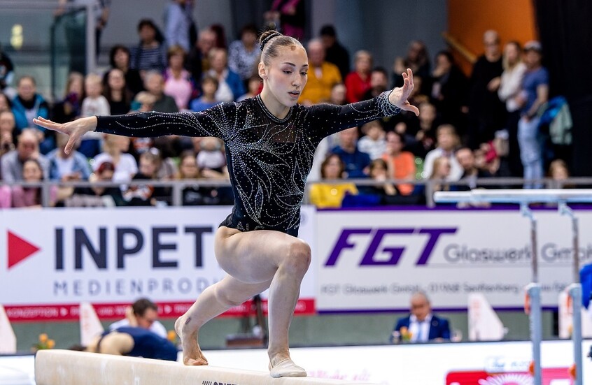 النجمة الجزائرية كيليا نمور تواصل انتصاراتها في كأس العالم للجمباز