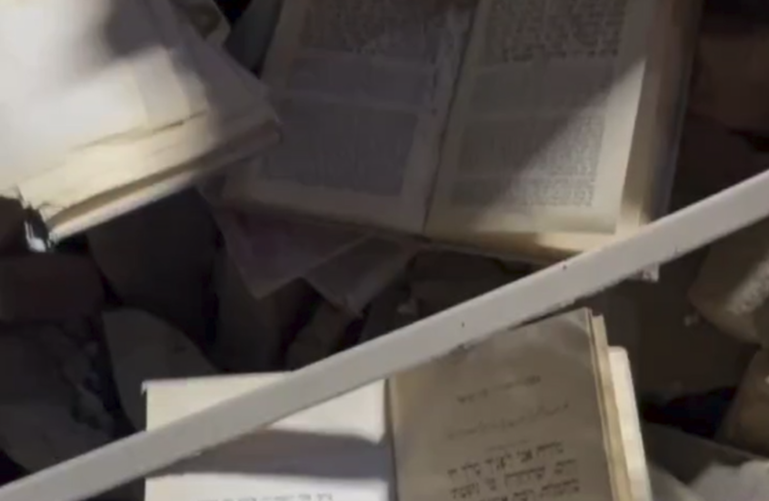 بالفيديو.. الغارات الأمريكية الإسرائيلية تدمر كنيسا يهوديا تاريخيا في طهران