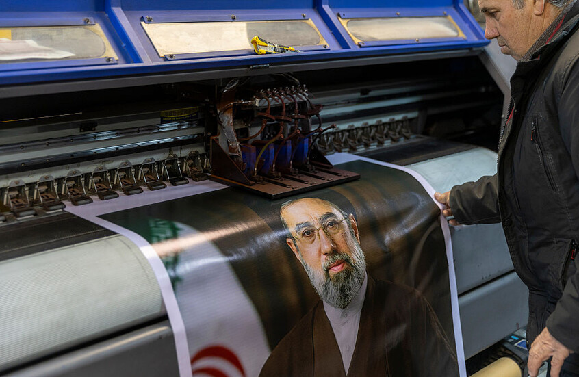 "التايمز": مجتبى خامنئي في حالة حرجة ويتلقى العلاج في قم