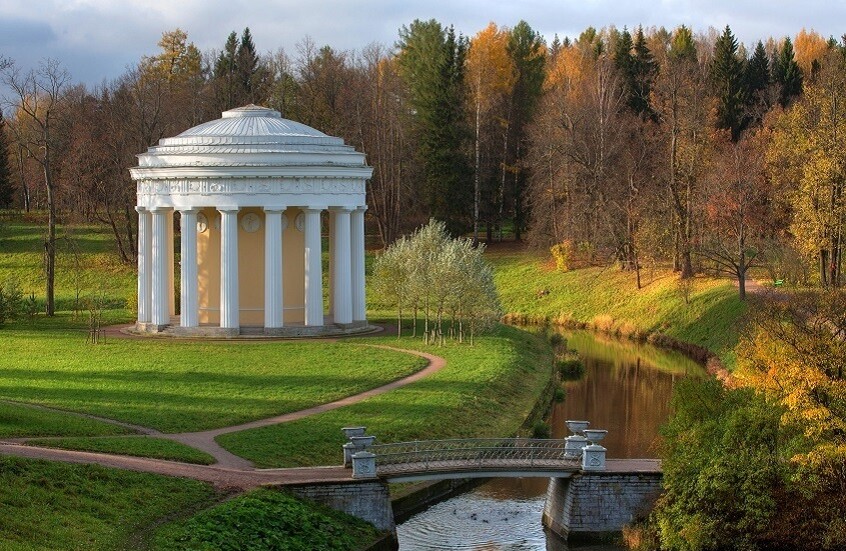 روسيا - بافلوفسك - متحف بافلوفسك الحكومي - المحمية. جسر تشوغوني وجناح معبد الصداقة عند منعطف نهر سلافيانكا.