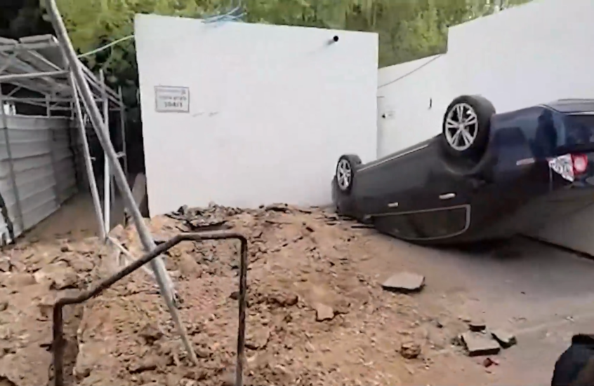 دمار في رامات هشارون بتل أبيب جراء اعتراض الصواريخ الإيرانية