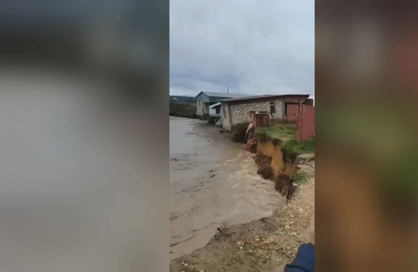 لحظة انهيار مبنى في سيل جارف إثر فيضانات مميتة في داغستان الروسية