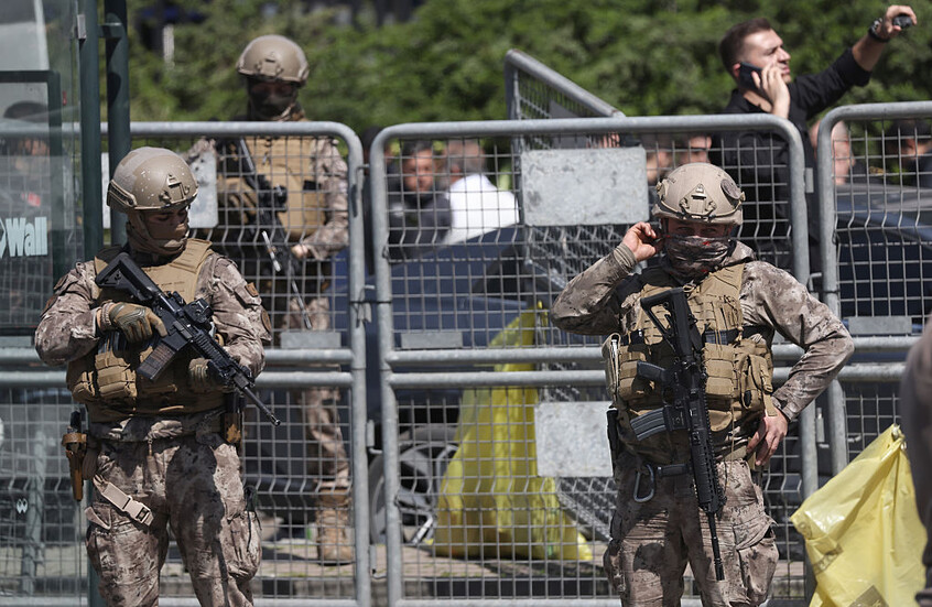 من أمام القنصلية الإسرائيلية في اسطنبول