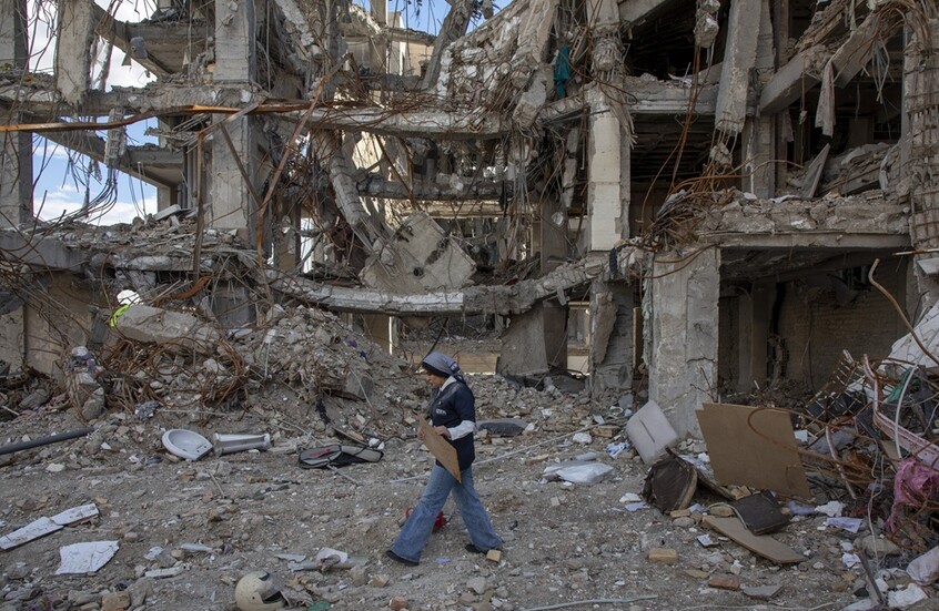 نائب يهودي إيراني: إسرائيل دمرت كنيسا يهوديا عريقا في طهران ولفائف التوراة تحت الأنقاض (فيديو)