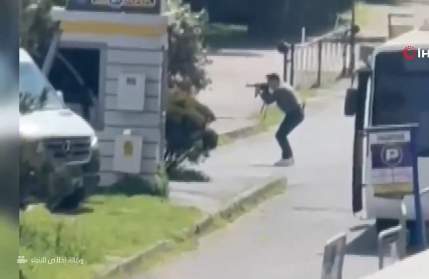 مشاهد لتبادل إطلاق نار بين الشرطة التركية ومسلحين أمام القنصلية الإسرائيلية في إسطنبول