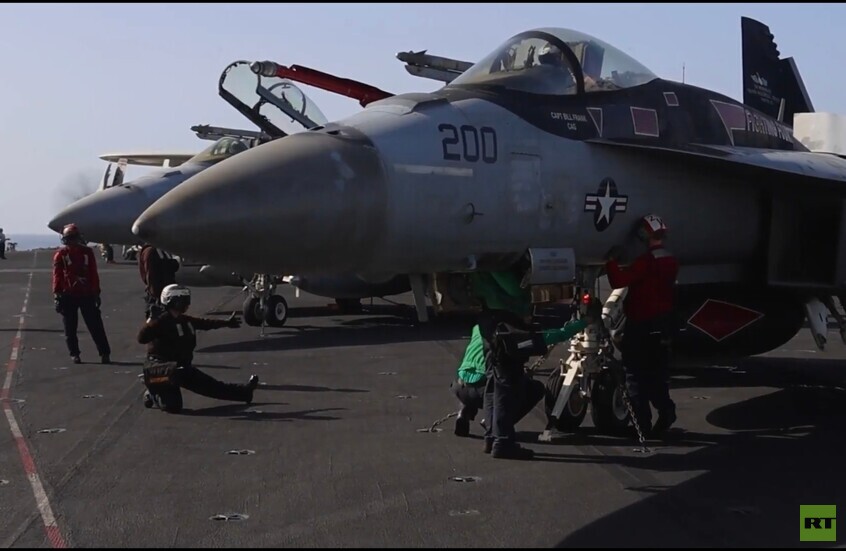 مقاتلات أمريكية تقلع من حاملة الطائرات "أبراهام لينكولن" لشن ضربات ضد إيران (فيديو)