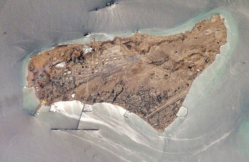 "مهر": هجمات أمريكية إسرائيلية استهدفت جزيرة خرج جنوبي إيران ودوي انفجارات في الجزيرة