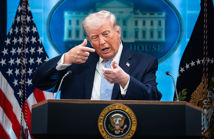 ترامب يهدد بـ"اندثار حضارة بأكملها" الليلة ويعلن تغيير النظام في إيران