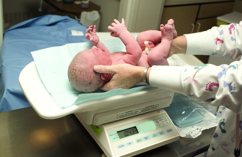 كيف يؤثر وزن الطفل عند الولادة على الدماغ في مرحلة الشباب؟