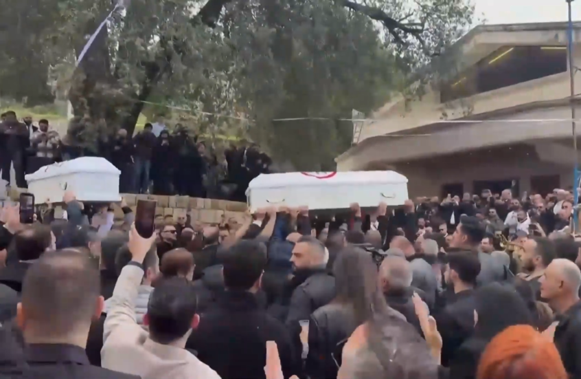 جنازة مسؤول "القوات اللبنانية" وزوجته اللذين قتلا في غارة إسرائيلية على قرية مسيحية