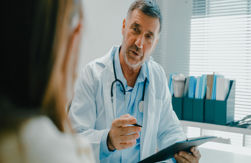 طبيب يحذر: أطعمة شائعة الاستهلاك أخطر على صحتنا من التدخين