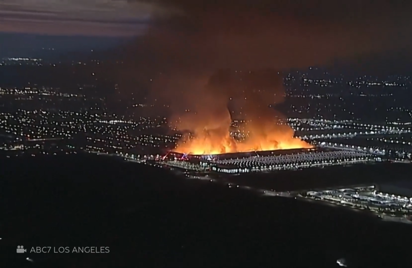 الولايات المتحدة.. حريق هائل في مستودع بجنوب كاليفورنيا