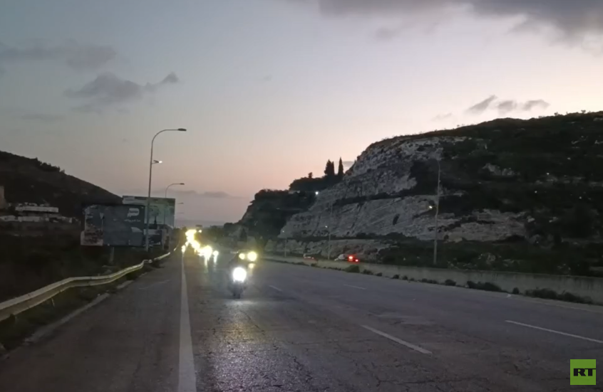 بالفيديو.. عشرات اللبنانيين يحاولون العودة إلى الجنوب على وقع القصف الإسرائيلي