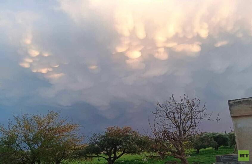 سحب الماماتوس تزيّن سماء منبج السورية في مشهد سماوي نادر (صورة)