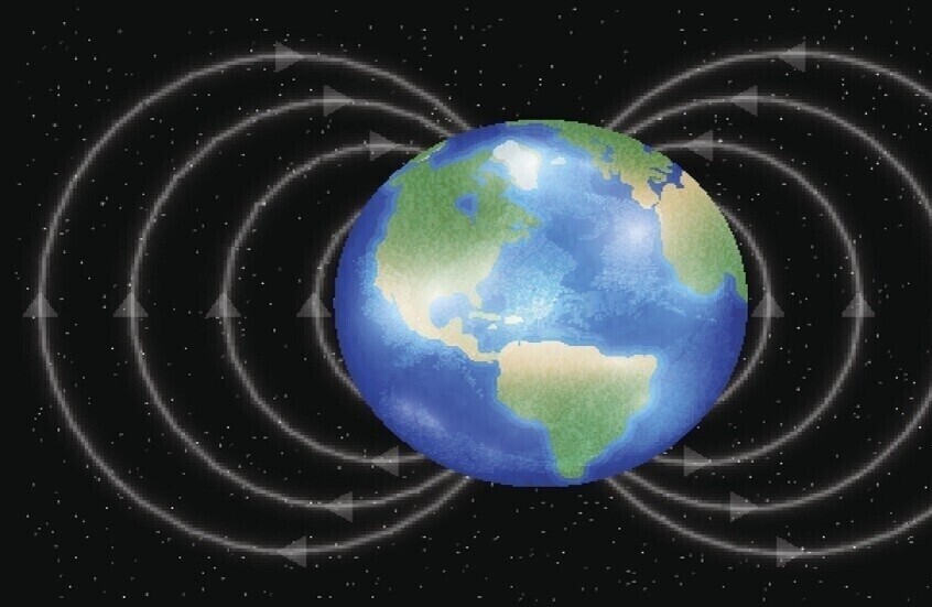 خبير يوضح التغيرات في المجال المغناطيسي للأرض