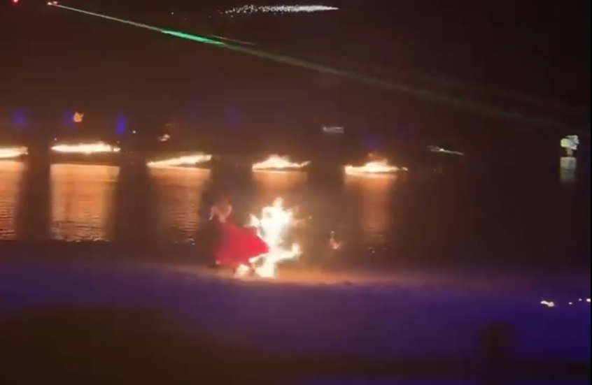 الصين.. اشتعال النيران براقصة أثناء عرض فني (فيديو)