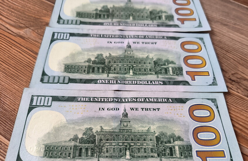 تراجع الدولار عقب اتفاق هدنة بين الولايات المتحدة وإيران