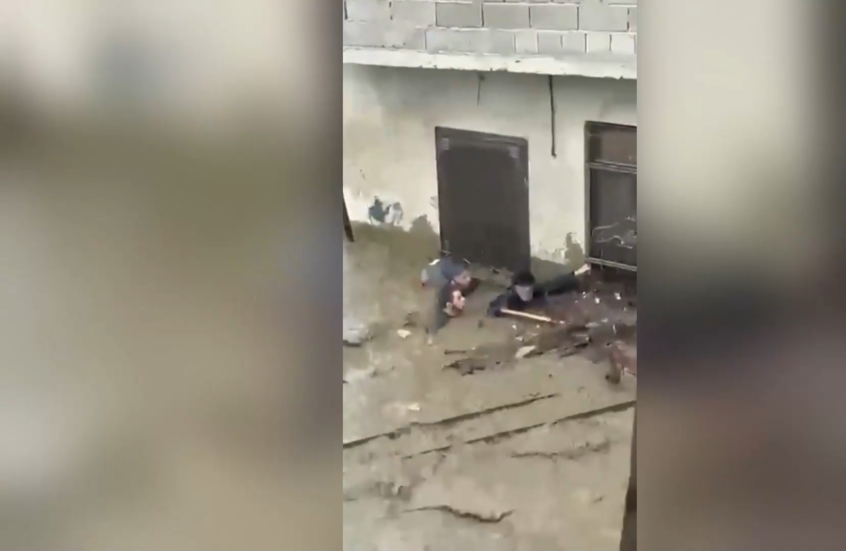 مشاهد درامية.. ابنان  يخاطران بحياتهما لإنقاذ والدهما من منزل يغرق