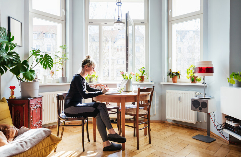 هل الجلوس بوضع الرجل على الأخرى يضر بصحتك؟