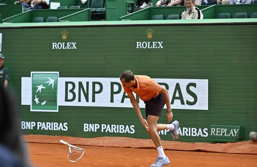 حطم مضربه.. الروسي مدفيديف "بطل" مفاجأة مدوية في دورة مونتي كارلو (فيديو)