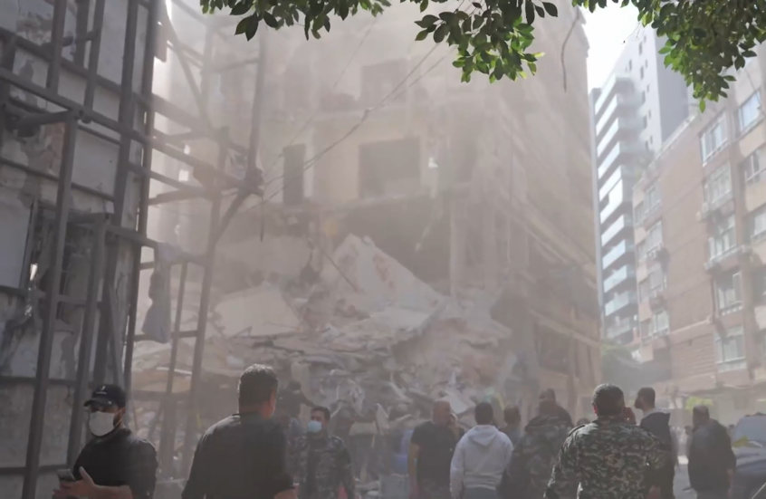 بيروت المنكوبة.. دمار هائل في مبان بعد موجة غارات إسرائيلية عنيفة أوقعت مئات القتلى والجرحى