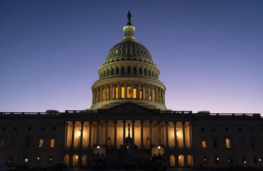 الديمقراطيون يدفعون للتصويت لوقف الحرب في إيران وتقييد صلاحيات الرئيس العسكرية