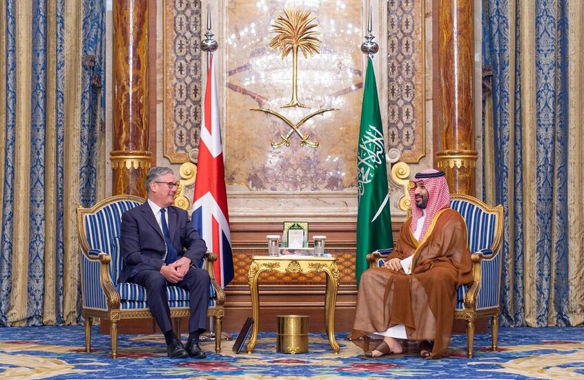 ولي العهد السعودي ورئيس الوزراء البريطاني يستعرضان التطورات بالمنطقة وتداعياتها الأمنية والاقتصادية
