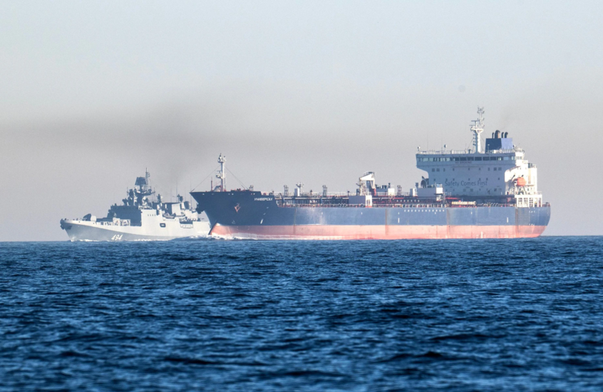 "التلغراف":  أعين البحرية البريطانية تلاحق فرقاطة روسية وهي ترافق ناقلات نفط في القنال الانكليزي