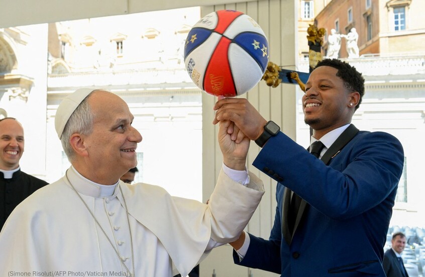 عرض استثنائي في الفاتيكان.. البابا يتعلم مهارة استعراضية في كرة السلة