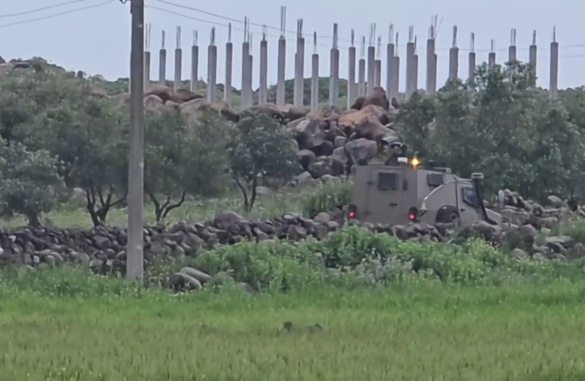 قوات إسرائيلية تسير على أحد الطرق في قرية عين ذكر بريف القنيطرة جنوب سوريا