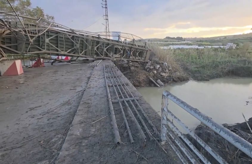 أضرار في أحد جسور القاسمية جنوب لبنان عقب استهدافه بغارة إسرائيلية