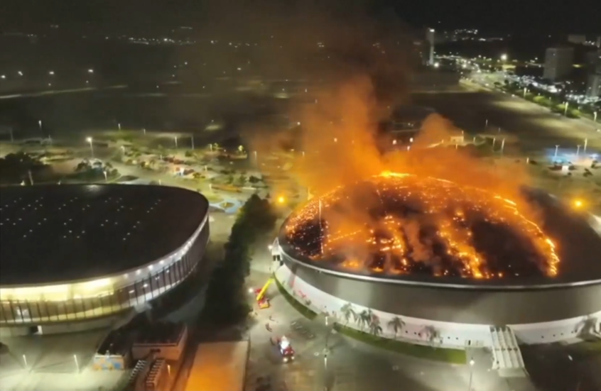 حريق هائل يلتهم الملعب الأولمبي في ريو دي جانيرو خلال بطولة العالم للمبارزة