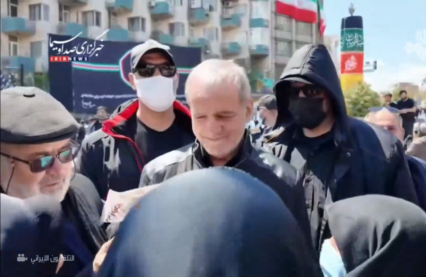 رصد الرئيس الإيراني من بين حاضرين في مراسم إحياء مرور 40 يوما على اغتيال علي خامنئي