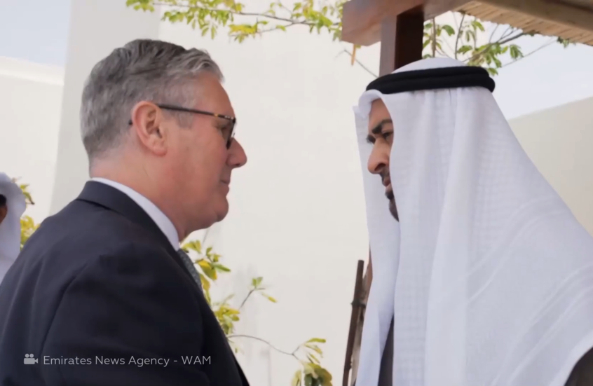 محمد بن زايد آل نهيان يستقبل رئيس الوزراء البريطاني في أبو ظبي