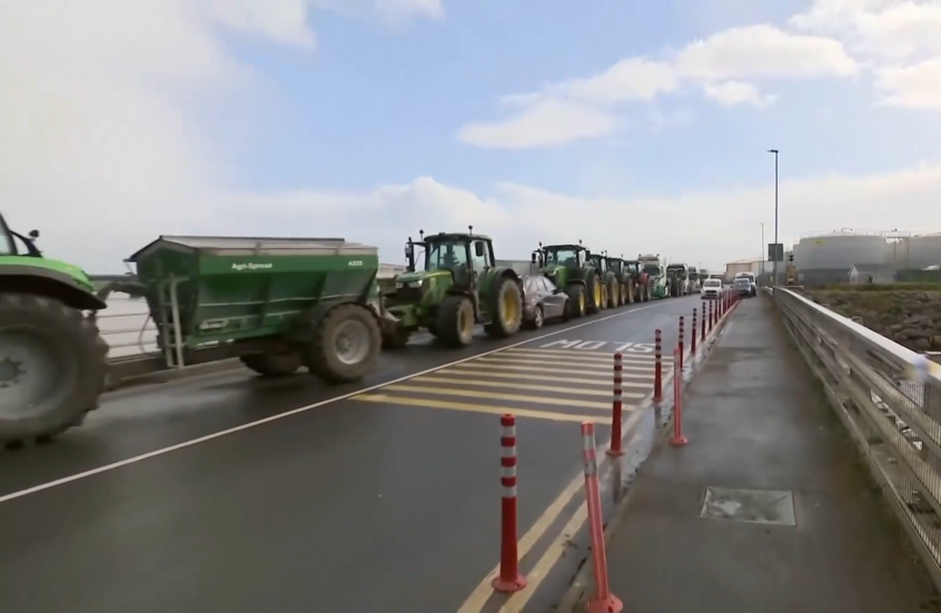 محتجون يغلقون مصفاة النفط الوحيدة في أيرلندا احتجاجا على ارتفاع أسعار الطاقة