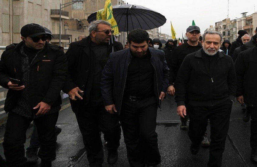وزير الخارجية الإيراني عباس عراقجي (الثاني من اليمين) يشارك في مسيرة يوم القدس التقليدية في العاصمة طهران في 13 مارس 2026.