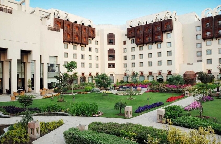 "الغارديان" تكشف مكان انعقاد المفاوضات الأمريكية الإيرانية في باكستان